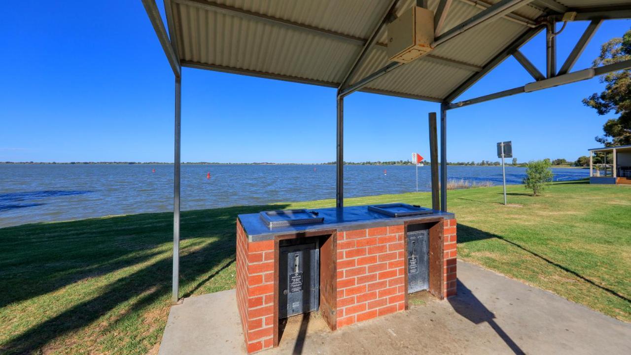 Lake Boga Caravan Park ภายนอก รูปภาพ