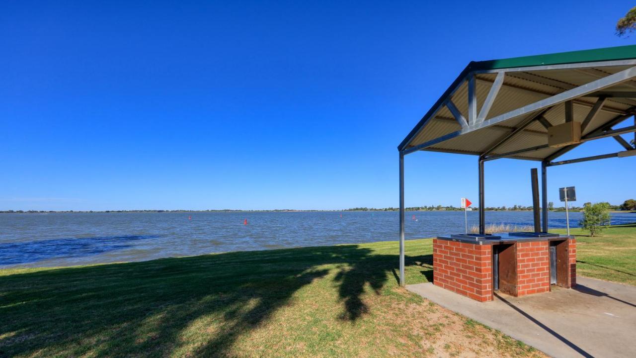 Lake Boga Caravan Park ภายนอก รูปภาพ